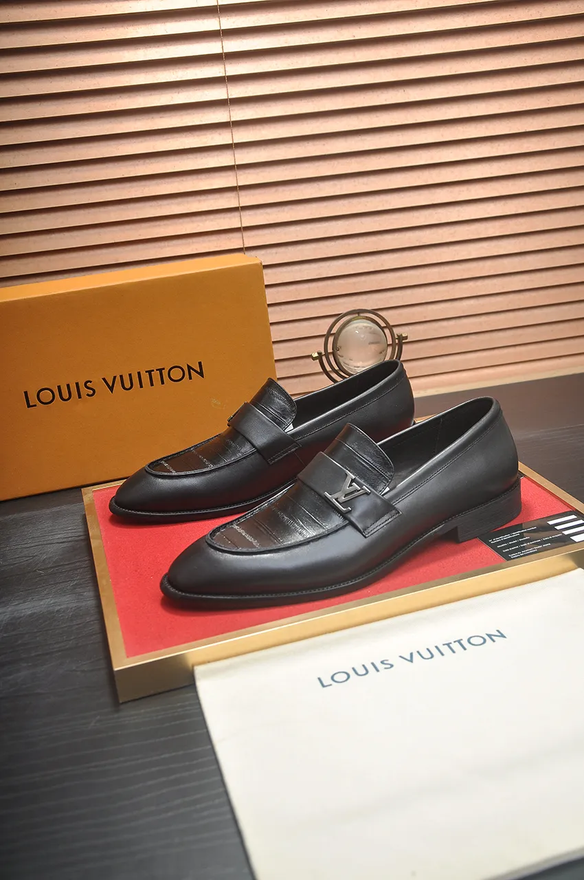 Men's men's shoes 💰540💶 [LV] (original single cowhide lining) 🍀LV's latest genuine leather business suit shoes are launched simultaneously on the official website. The first-layer cowhide imported from Italy is made of heavy gold, 💥official website 1:1 rubber outsole. Versatile to wear, high-end without losing class, and the color combination is extraordinary. This four-season style is alluring when worn on your feet, showing off your big-name flair. Standard code 38-45 (45 customized)